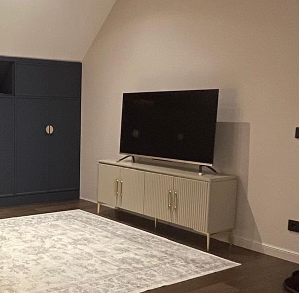 tumba-pod-tv-versal-20